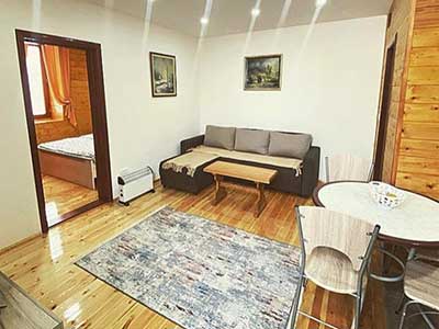 Apartman Stara kuća se nalazi u centralnom delu Mokre Gore. U blizini turističkih atrakcija, Šarganske osmice i Drvengrada.